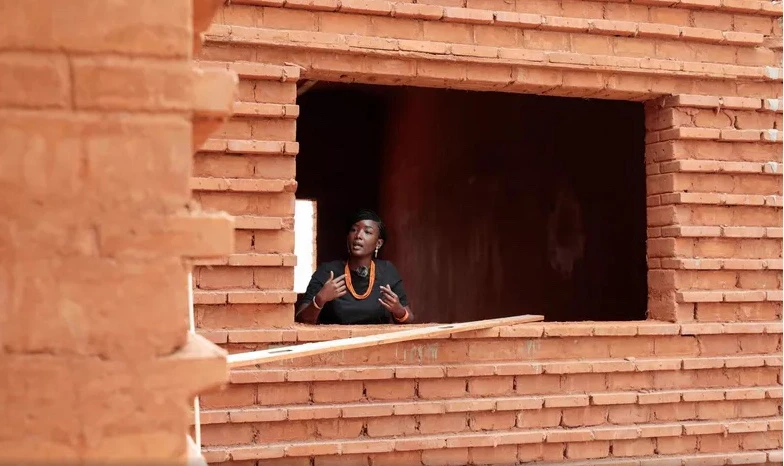 Công trình sử dụng gạch làm từ đất đỏ ở Senegal
