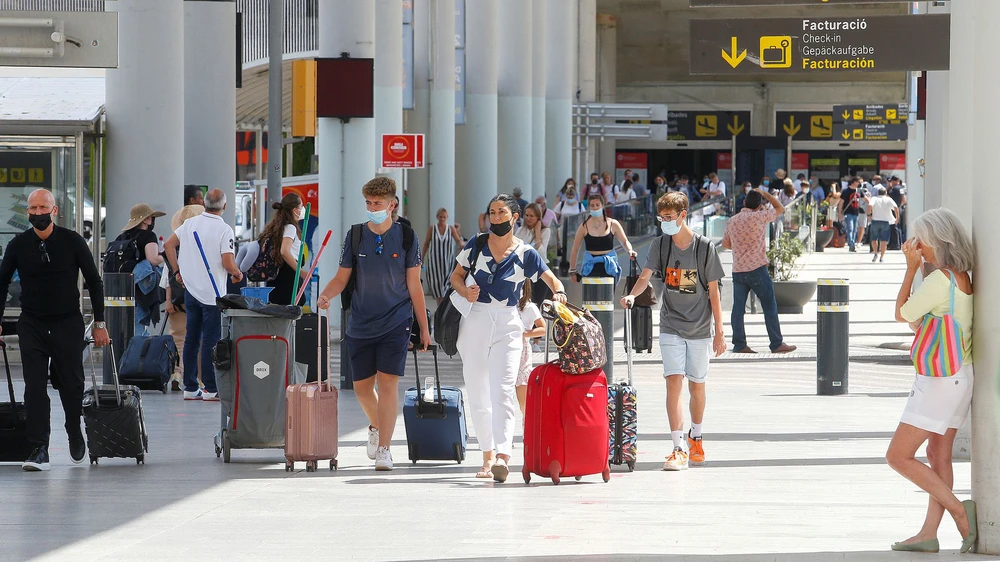 Du khách đến sân bay Palma de Mallorca, Tây Ban Nha 