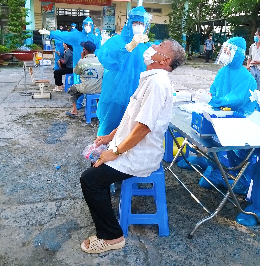 Lấy mẫu xét nghiệm cộng đồng ở xã Đa Phước, huyện Bình Chánh, TPHCM. Ảnh: KIM LOAN