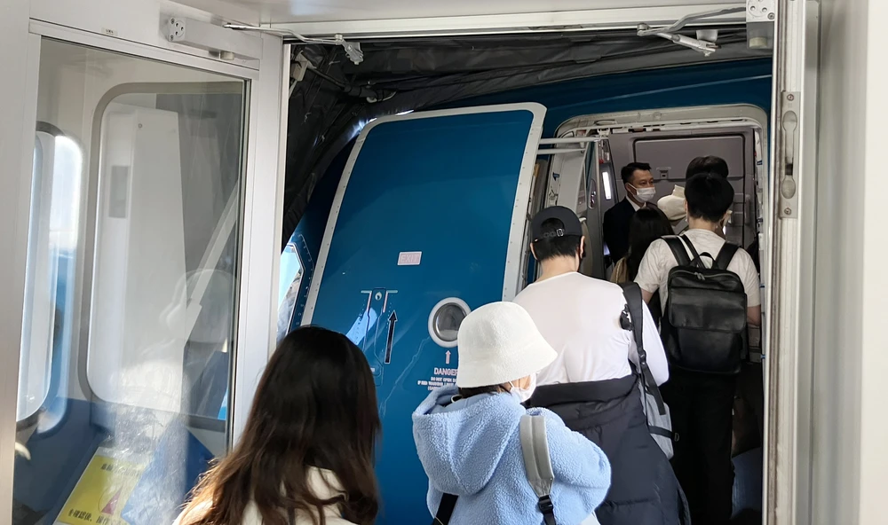 Hành khách lên chuyến bay "Mang tết về nhà" năm 2023 khởi hành từ sân bay Haneda (Nhật Bản)