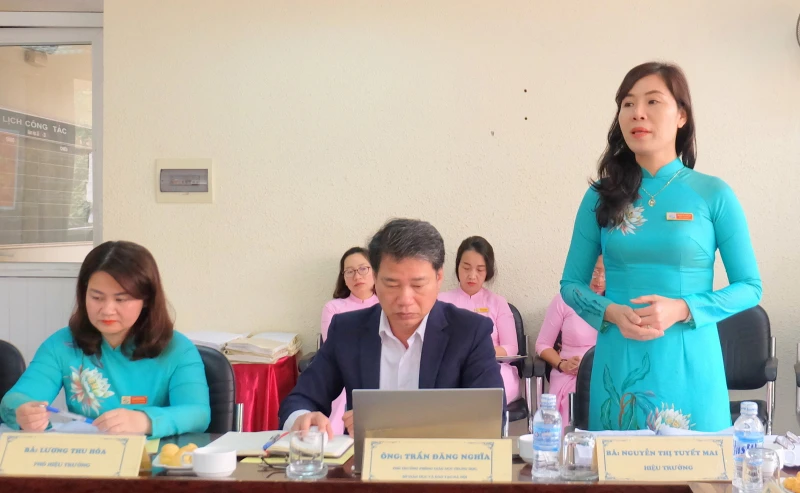 Bà Nguyễn Thị Tuyết Mai, Hiệu trưởng Trường PTCS Nguyễn Đình Chiểu báo cáo với đoàn giám sát