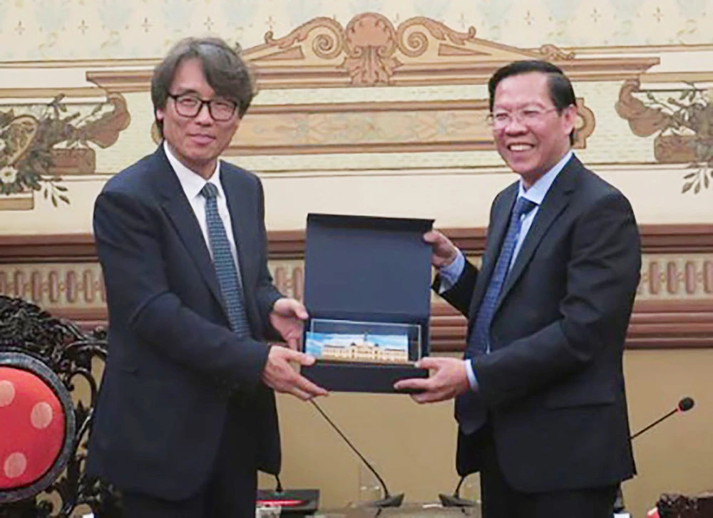 Chủ tịch UBND TPHCM Phan Văn Mãi tiếp Thứ trưởng Bộ Môi trường Hàn Quốc Kum Hang-seung