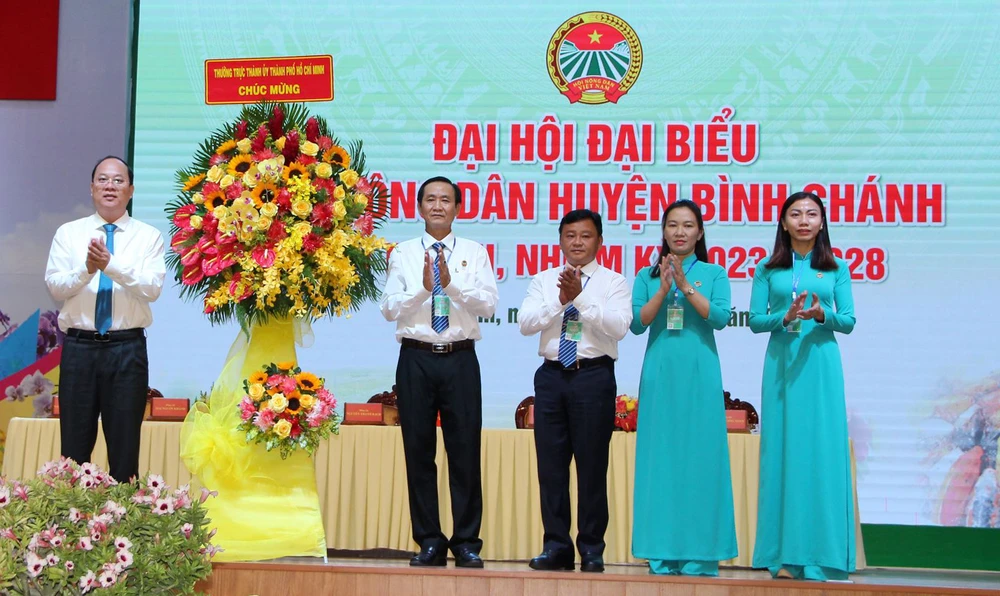 Đồng chí Nguyễn Hồ Hải tặng lẵng hoa chúc mừng đại hội. Ảnh: TRẦN YÊN 