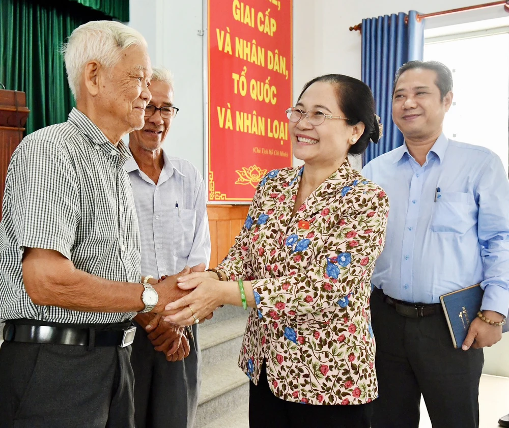 Chủ tịch HĐND TPHCM Nguyễn Thị Lệ trao đổi với cử tri tại buổi tiếp xúc. Ảnh: VIỆT DŨNG 
