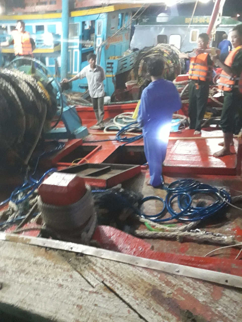 Ảnh: Lực lượng BĐBP tỉnh Bà Rịa – Vũng Tàu tiến hành kiểm tra trên 2 tàu cá chở dầu lậu.