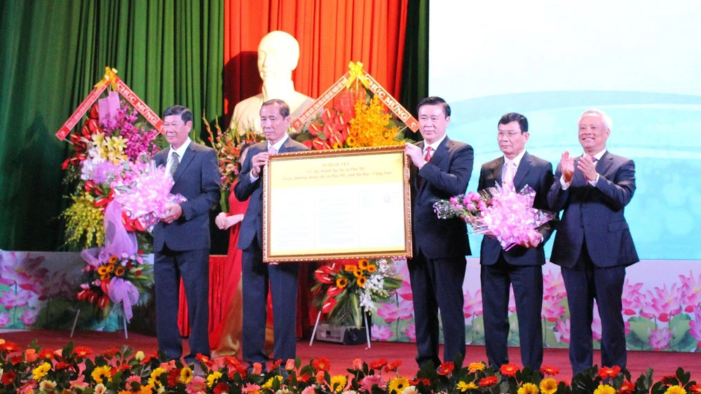 Lãnh đạo huyện Tân Thành nhận nghị quyết của Ủy ban Thường vụ Quốc hội về việc thành lập thị xã Phú Mỹ