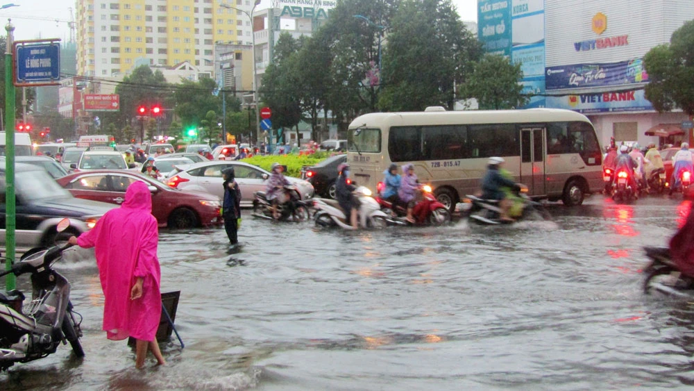 Mưa lớn khiến đường Lê Hồng Phong (thành phố Vũng Tàu) bị ngập nặng