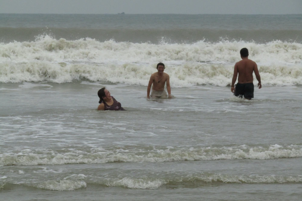  Trưa 24-11, du khách vẫn thản nhiên tắm biển Vũng Tàu