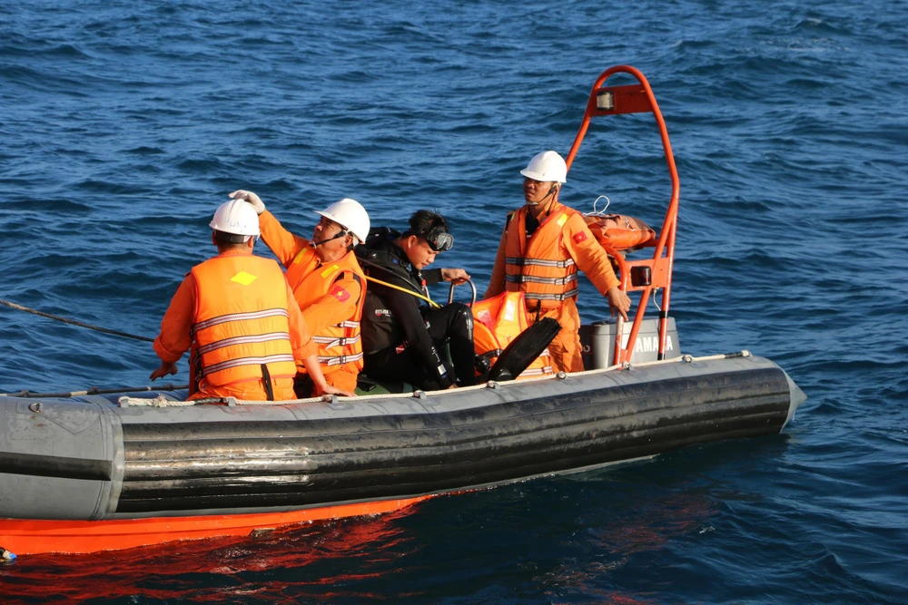  Lực lượng cứu nạn tìm kiếm nạn nhân mất tích trên biển