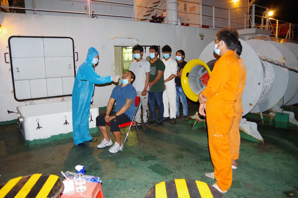 Lực lượng chức năng kiểm tra y tế trước khi tiếp nhận 8 người Myanmar gặp nạn trên biển. Ảnh: VĂN DANH