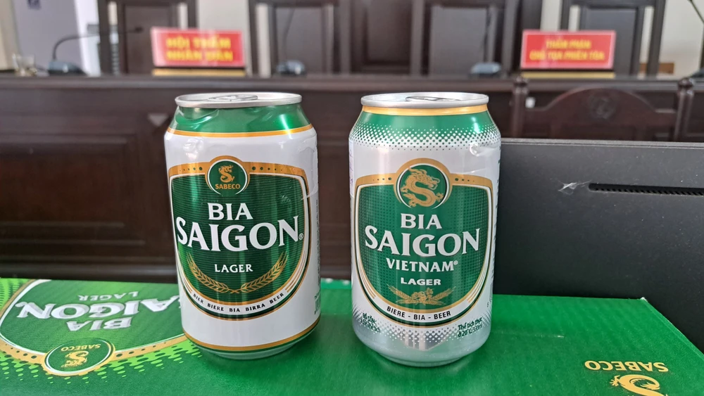 Bia Sài Gòn SABECO (bên trái) và bia do Công ty CP Tập đoàn bia Sài Gòn Việt Nam đặt hàng sản xuất (bên phải)