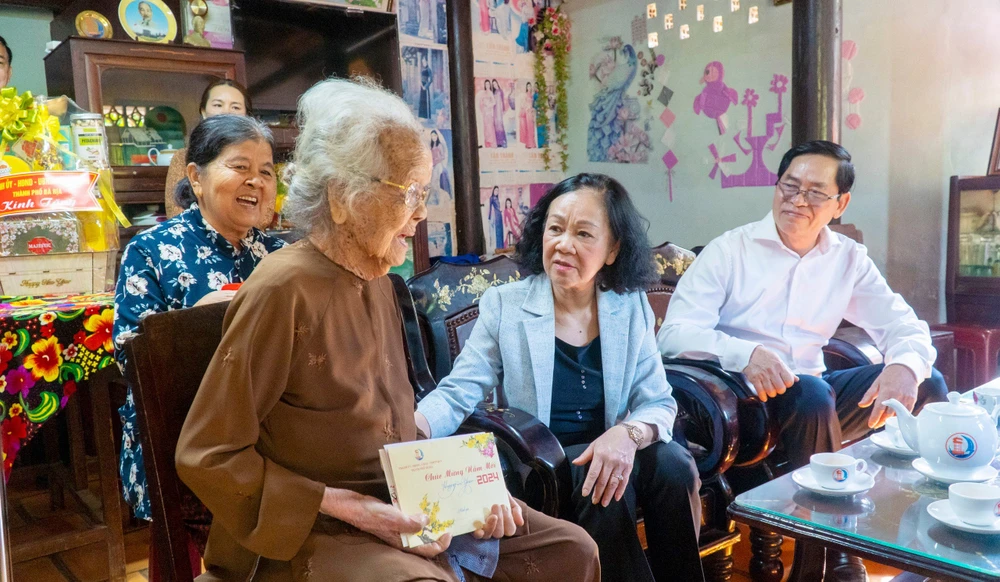 Đồng chí Trương Thị Mai đến thăm, tặng quà và chúc tết Mẹ Việt Nam Anh hùng Trần Thị Đường (xã Hòa Long, TP Bà Rịa)