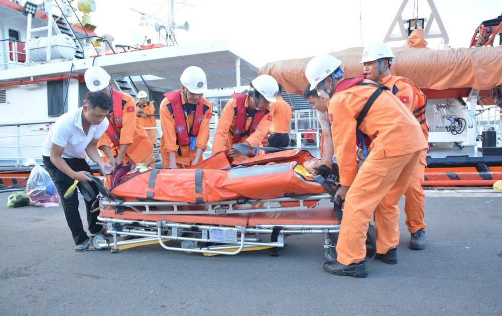 Ngư dân Bình Định gặp nạn trên biển được đưa về bờ cấp cứu