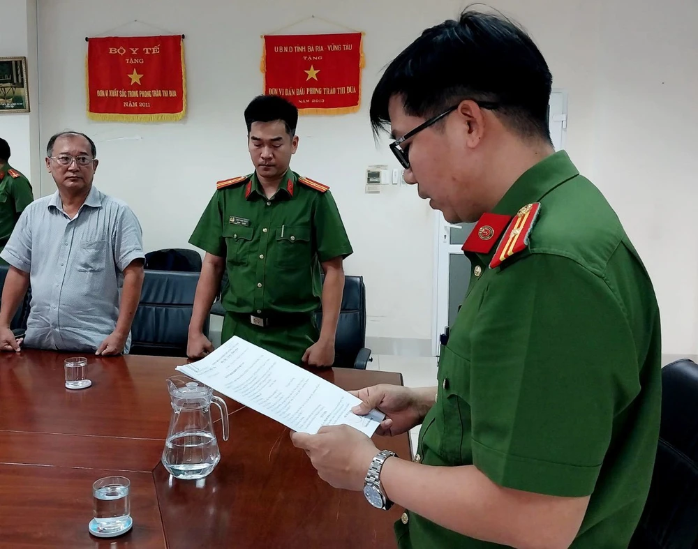 Cơ quan CSĐT Công an tỉnh Bà Rịa - Vũng Tàu đọc lệnh khởi tố Giám đốc Sở Y tế
