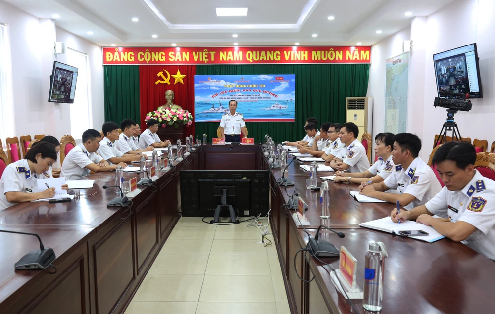 Quang cảnh buổi lễ phát động cuộc thi “Em yêu biển, đảo quê hương”