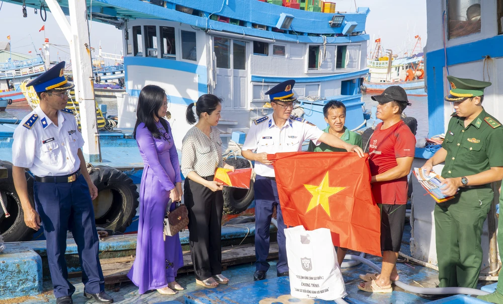 Vùng Cảnh sát biển 3 tặng cờ Tổ quốc và tuyên truyền về biển, đảo cho ngư dân TP Vũng Tàu