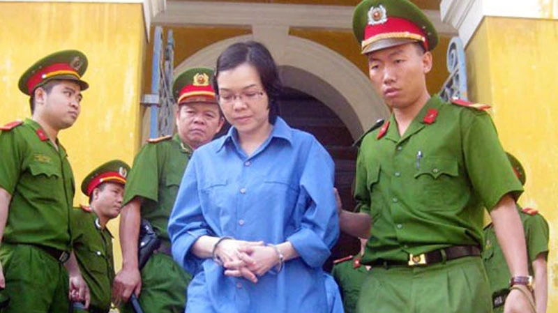 Huỳnh Thị Huyền Như bị đưa về trại tạm giam sau phiên xử sáng 19-12