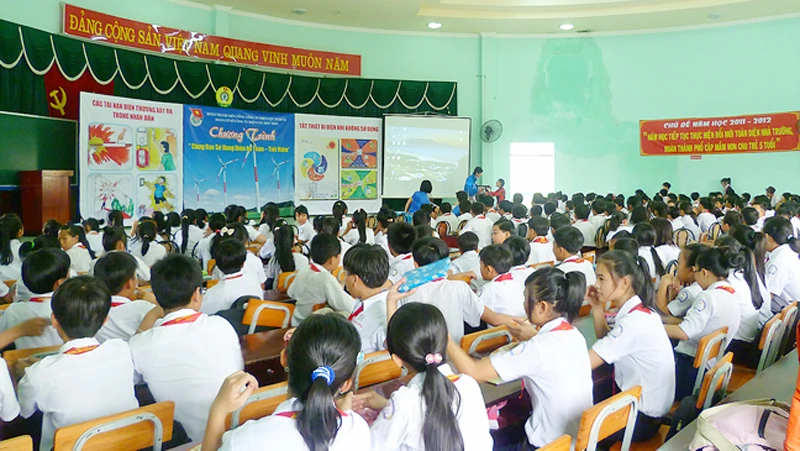 Các em học sinh tham gia chương trình tiết kiệm điện được tuyên truyền tại các trường học