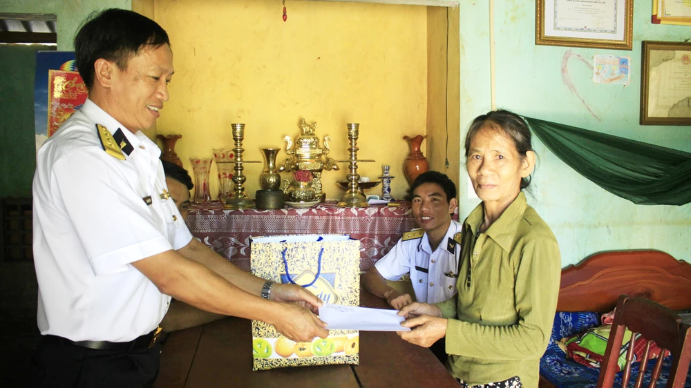 Lữ đoàn 680 thăm và tặng quà các gia đình chính sách tại xã Bình Châu, huyện Bình Sơn, tỉnh Quảng Ngãi