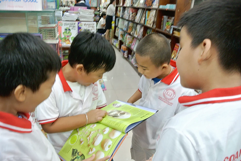 Các bạn nhỏ đến với triển lãm sách của HarperCollins tại Nhà sách Fahasa