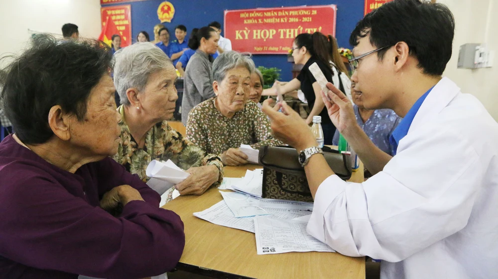 Bác sĩ Bệnh viện Nguyễn Tri Phương tư vấn chữa bệnh và tặng túi thuốc cho người dân có hoàn cảnh khó khăn.