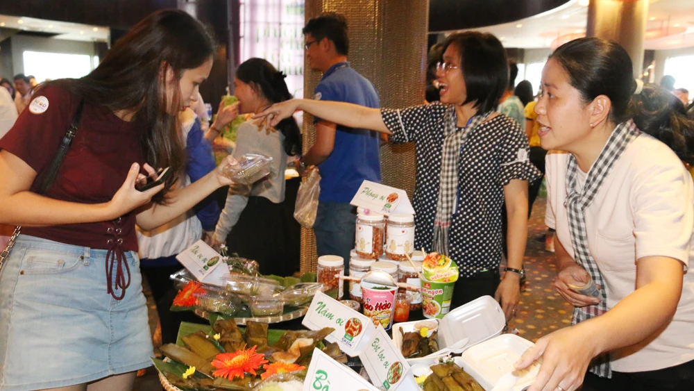 “Phiên chợ yêu thương” thu hút nhiều người tham gia