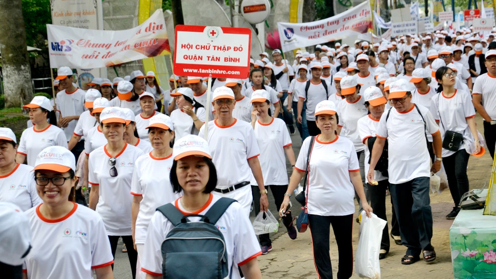 Hơn 5.000 người đi bộ gây quỹ vì nạn nhân chất độc da cam tại Đầm Sen