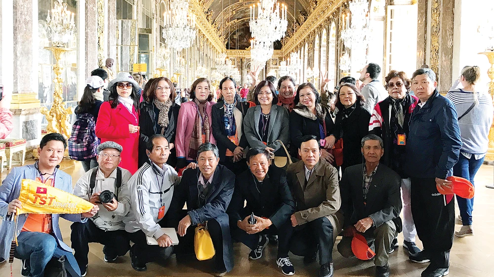 Đoàn khách TST tourist tại Cung điện Versailles, Pháp