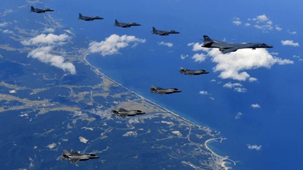 Các máy bay ném bom chiến lược B-1B và máy bay tàng hình F-35B của Mỹ cùng các máy bay chiến đấu F-15K của Hàn Quốc trong cuộc tập trận trên bán đảo Triều Tiên ngày 18-9-2017. Ảnh do Không quân Hàn Quốc công bố