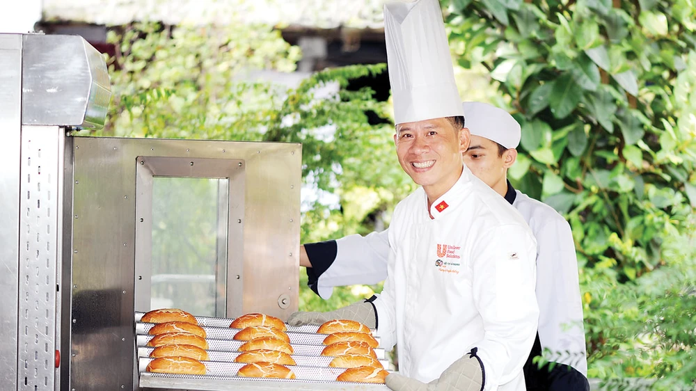 Chef Nguyễn Lê Cương trình làng món bánh mì Da Beo