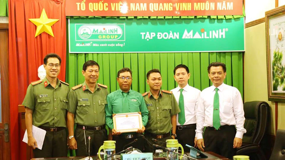 Lãnh đạo PA81 và Tập đoàn Mai Linh trao bằng khen cho nhân viên điều hành taxi Mai Linh ​