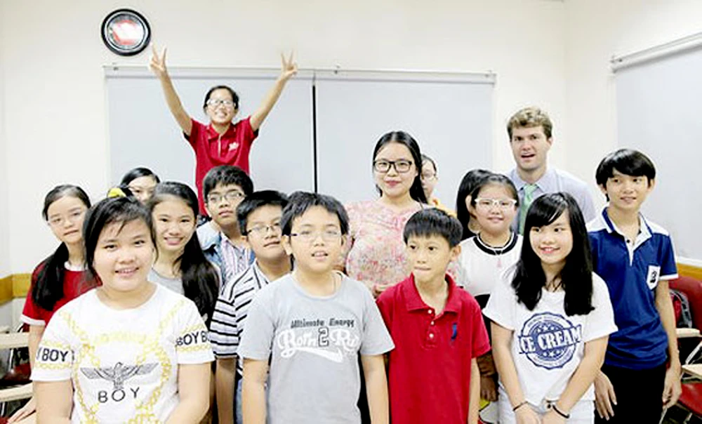 Giáo viên, trợ giảng và học sinh tại hệ thống Anh văn Hội Việt Mỹ