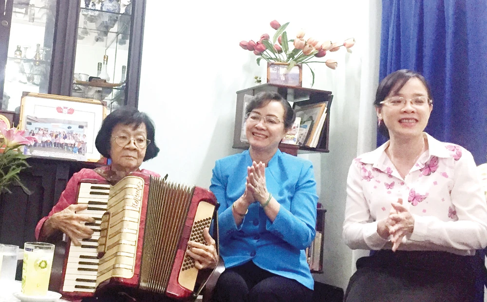 Đồng chí Nguyễn Thị Quyết Tâm (giữa) cùng gia đình liệt sĩ Nguyễn Ngọc Tấn đàn, hát những ca khúc nổi tiếng trong phong trào học sinh, sinh viên Sài Gòn - Gia Định