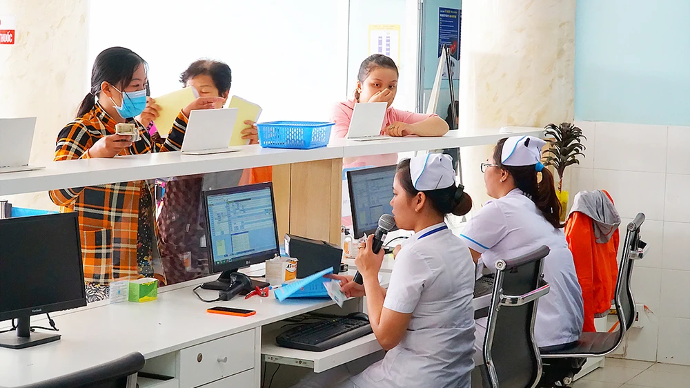 Bệnh nhân chờ cấp phát thuốc tại Bệnh viện Huyện Củ Chi