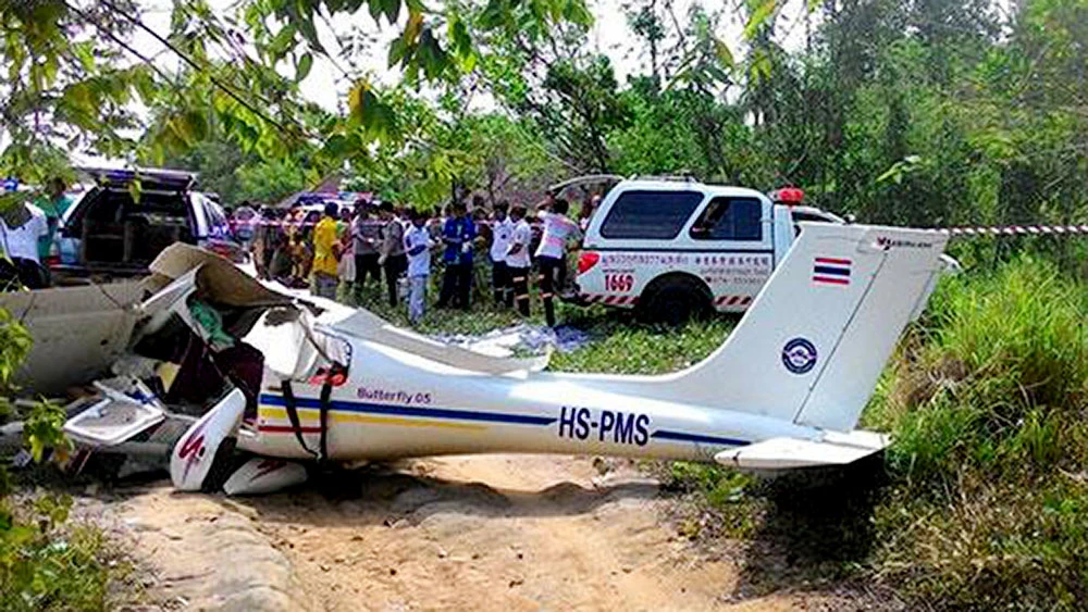 Điều tra hiện trường tai nạn máy bay huấn luyện ở Thalang, Phukhet, Thái Lan, ngày 1-3-2018. Ảnh: BKP