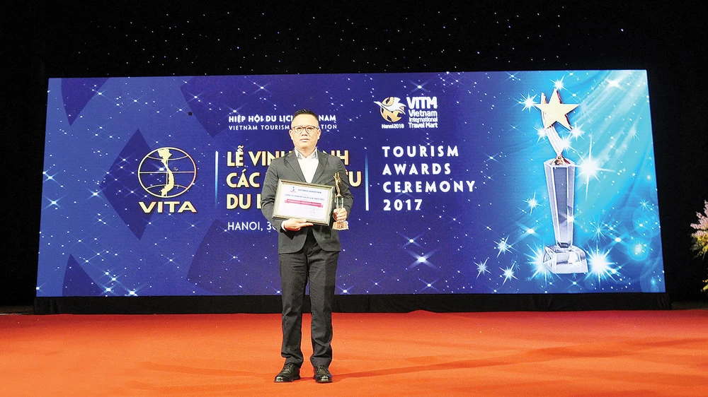 Lãnh đạo Viettours nhận giải thưởng 1 trong 10 đơn vị kinh doanh lữ hành quốc tế uy tín nhất Việt Nam