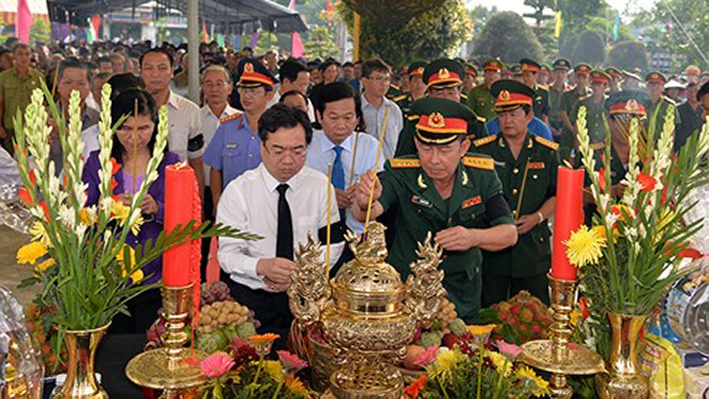 Lãnh đạo, Nhân dân tỉnh Kiên Giang thắp hương tưởng nhớ các liệt sỹ tại lễ Truy điệu. Ảnh: VOV