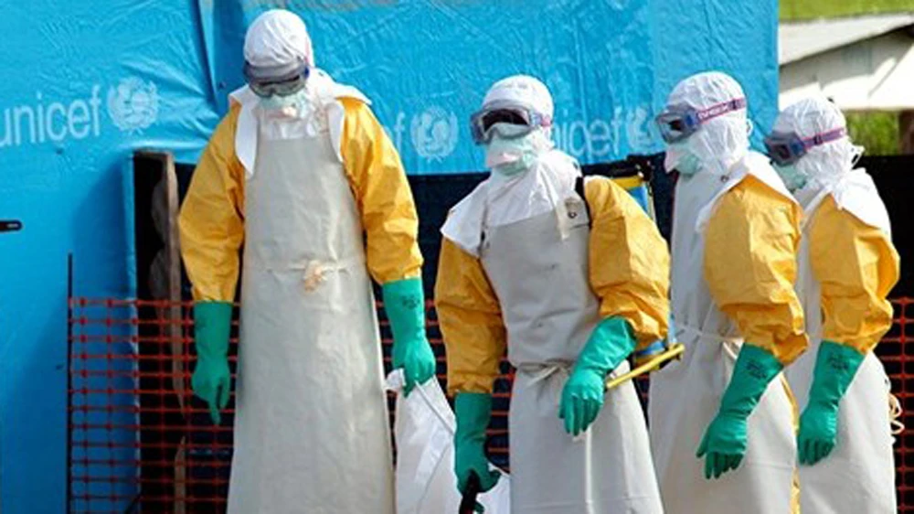 Tình nguyện viên UNICEF hỗ trợ phòng, chống dịch Ebola. Ảnh: AP