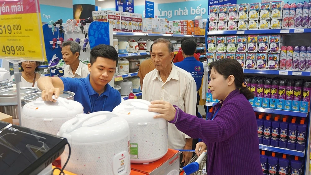 Nhiều sản phẩm do doanh nghiệp Việt sản xuất có chất lượng tốt đang bày bán tại hệ thống siêu thị Co.opmart