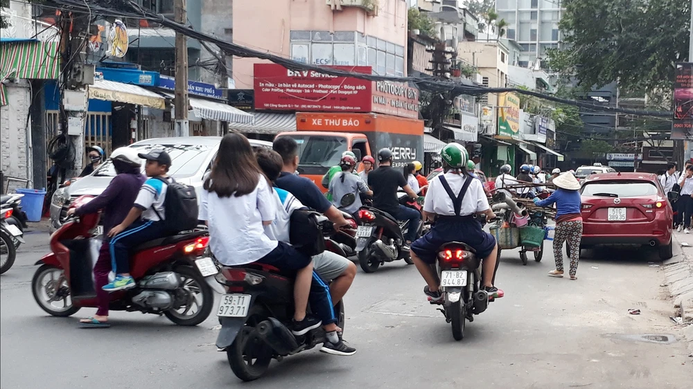 Nhiều trẻ không đội nón bảo hiểm khi ngồi trên xe máy