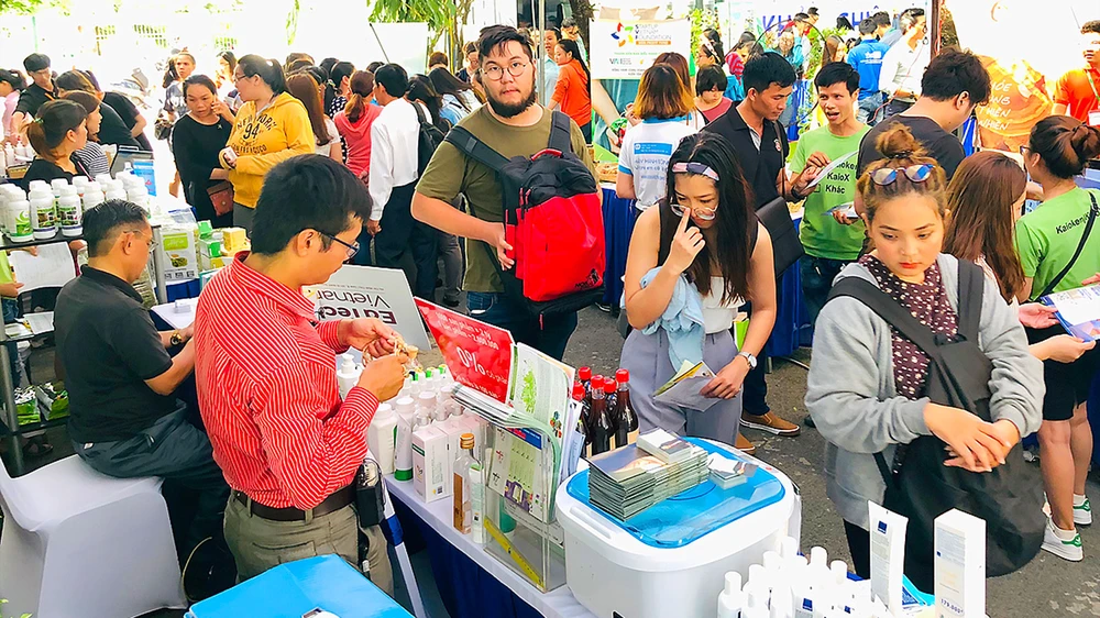 Các startup Hàn Quốc tìm hiểu sản phẩm Việt tại Chợ phiên khởi nghiệp - đổi mới sáng tạo vừa được tổ chức tại TPHCM