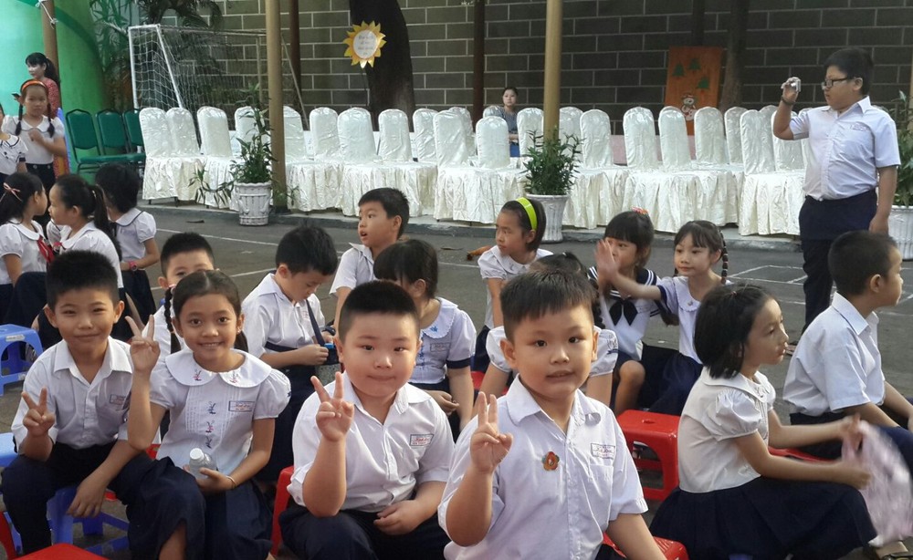 華人子弟佔一半的明道小學學生喜氣洋洋地迎接新學年。