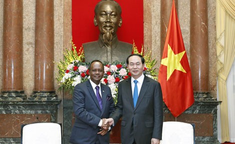 國家主席陳大光昨接見了正在對越南訪問的馬達加斯加共和國總統府負責農業與畜牧部長里武.拉庫圖沃。（圖源：越通社）