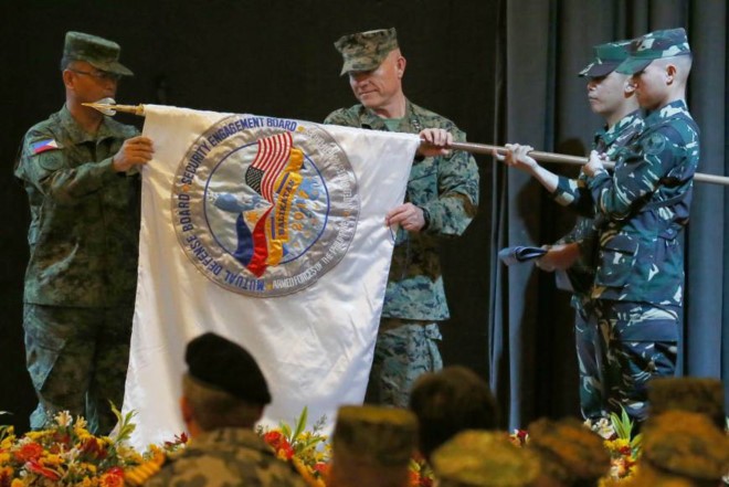 本年度菲美“肩並肩”軍演，菲方指揮官、菲律賓中部軍區司令官奧斯卡‧拉克濤與美方第三海軍陸戰隊遠征軍司令勞倫斯‧尼科爾森在開幕儀式上。（圖源：AP）