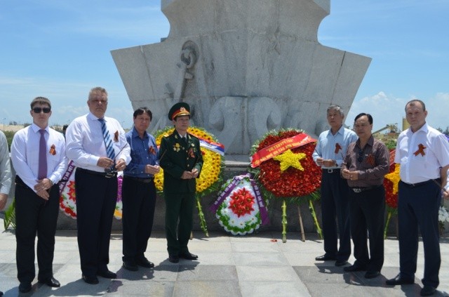 俄羅斯聯邦駐本市總領事Popov A. V. 與眾多俄羅斯和越南公民前往金蘭紀念碑緬懷、上香和敬獻花圈。（圖源：互聯網）