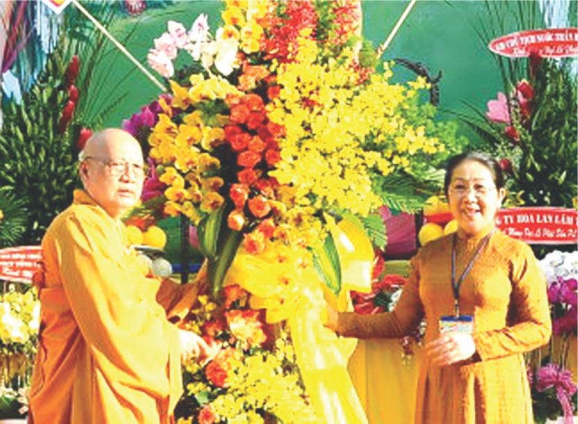 武氏蓉同志向市越南佛教教會贈送鮮花。（圖源：互聯網）