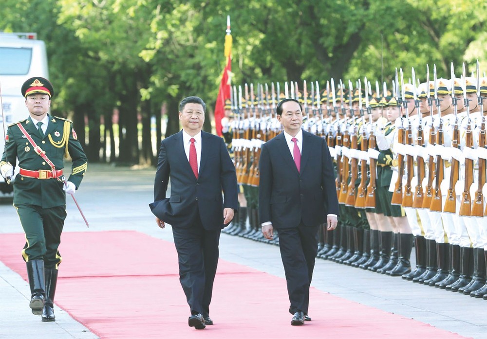 陳大光主席與習近平主席檢閱儀仗隊。（圖源：互聯網）