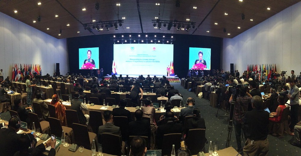 各國議會聯盟(IPU)與越南國會配合舉辦的亞太地區因應氣候變暖專題會議全景。（圖源：阮潮）