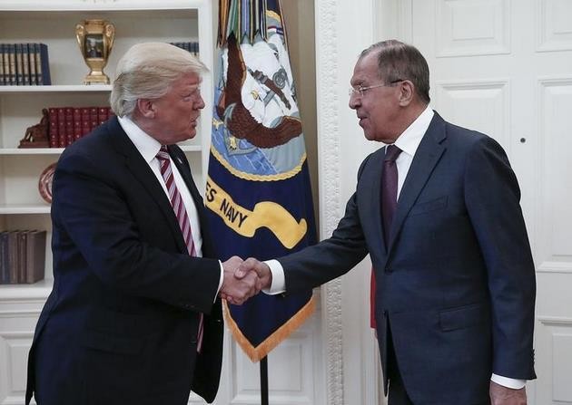 俄羅斯外長拉夫羅夫（右）與美國總統特朗普舉行會談。（圖源：互聯網）