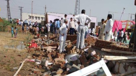 印度拉賈斯坦邦一處房屋的牆壁倒塌現場，造成23人死亡。（圖源：互聯網）